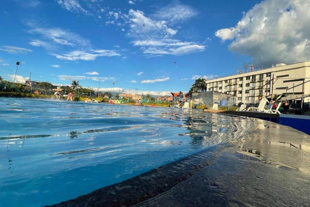 Apartamento Cerca Parque Del Cafe Con Piscina Montenegro Bagian luar foto