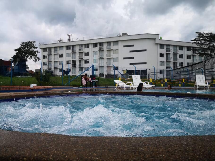 Apartamento Cerca Parque Del Cafe Con Piscina Montenegro Bagian luar foto