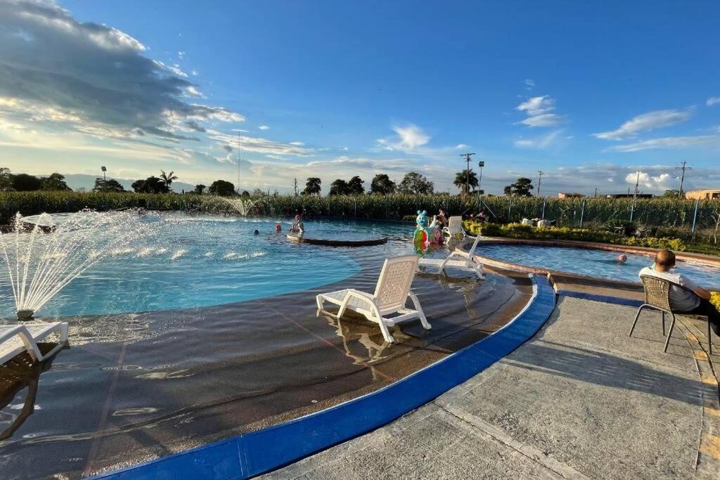Apartamento Cerca Parque Del Cafe Con Piscina Montenegro Bagian luar foto